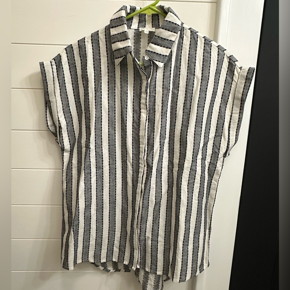 Dee elly sleeveless button down blouse.